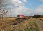 223 032 zieht ein leeren Holztransportzug nach Schirnding bei Oberteich.