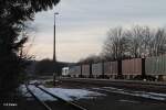 223 152 mit dem Containerzug Wiesau - Hamburg in Pechbrunn.