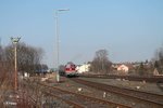 132 158 zieht nun beide Kesselzugteile aus dem Tanklager heraus in Marktredwitz.