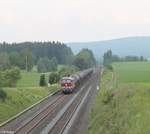 132 158 zieht bei Neudes den Kesselzug Bitterfeld - Neustadt/Donau.