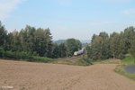 266 442 zieht den Rüdersdorfer Zementzug nach Regensburg durchs Naabtal.