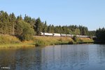 247 042 zieht den Zementzug Rüdersdorf - Regensburg bei Oberteich.