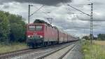 143 851-4 der MEG mit Autowagen in Richtung Lehrte durch V�hrum am 17.07.2024