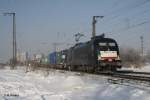 ES64 U2 067 zieht mit einem Containerzug an Regensburg Ost vorbei.