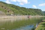 ES64 F4 - 102 verlässt den Loreley Tunnel mit einem Wechselpritschenzug und erreicht gleich St.