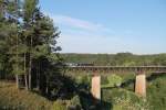 ES64 F4 - 284 überquert das Viadukt bei Beratzhausen mit einem LKW-Walter Sattelaufliegerzug.