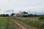 ES 64 F4 284 zieht einen Containerzug bei der Stromkreistrennstelle Bischofsheim.