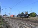 ES64 U2 097 erreicht Regensburg Ost mit ein Containerzug.