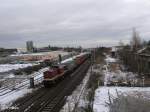 204 354-5 verlsst Schkeuditz mit ein kurzen Containerzug in Richtung Halle/Saale.