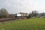 223 143 rollt langsam mit dem Wiesau Containerzug nach Hamburg kurz hinter Wiesau und erreicht gleich den BÜ Schönfeld.