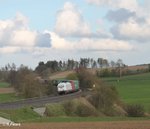 223 143 zieht bei Lengenfeld den Wiesau Containerzug nach Hamburg durch die Kurve.