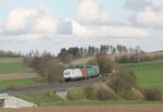 223 143 zieht bei Lengenfeld den Wiesau Containerzug nach Hamburg durch die Kurve.