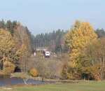 223 143 zieht den Wiesau Containerzug bei Oberteich. 01.11.16