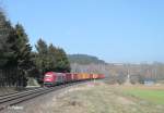 270082 mit dem Containerzug Hamburg - Wiesau bei Lengenfeld.