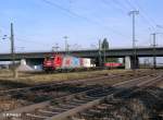 186 129-6 verlsst Regensburg Ost mit ein leeren Containerzug.