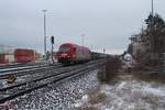 270080 umfährt den Containerzug in Wiesau.