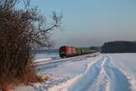 270082 hat Wiesau mit dem Containerzug nach Hamburg verlassen und zieht hier an Oberteich vorbei. 23.01.17