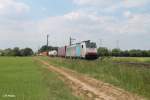 186 109 zieht bei der Stromkreistrennstelle einen Containerzug in Richtung Darmstadt.