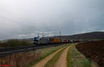 6193 157 zieht hinter Treuchtlingen mit einem KLV-Zug gen Norden 23.03.24