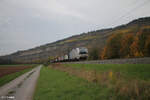 6193 162 zieht mit einem H-Wagen Zug bei Thüngersheim in Richtung Würzburg.