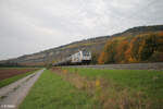187 002-1  Jim Knopf  hat ein Kesselzug am Haken bei der Fahrt nach Süden bei Thüngersheim.