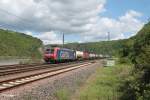 482 011-4 zieht einen Wechselpritschenzug durch den Loreley Betriebsbahnhof.