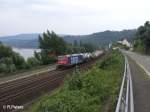 482 003-1 verlsst Bacharach mit einem Intermodalzug.