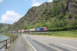 482 026-2 zieht mit einem KLV-Zug kurz hinter der Loreley in Richtung Süden.