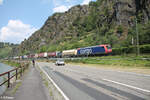 482 026-2 zieht mit einem KLV-Zug kurz hinter der Loreley in Richtung Süden.