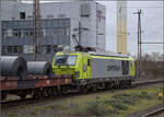 248 037 von Captrain bringt einige Blechrollen nordw�rts.