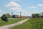 193 853 alias X4e 853 zieht mit einem Containerzug bei Plling gen Norden.