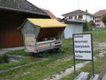 (240'869) - Ehemaliger Postwagen - Nr. 9645 - als Frchteverkaufsstand am 9. Oktober 2022 in Grafenried