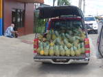 (212'206) - Vollbeladenes Auto mit Ananas am 23. November 2019 in Upala