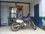 (211'747) - Mit Paketen berladenes Post-Motorrad - M 344'984 - am 20. November 2019 in La Fortuna, Post