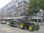 (219'446) - John Deere - BE 11'414 - beladen mit einem Bhrer am 2.