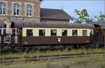 Im Elssser Ried mit der CFTR.

Der Wagen 39748 wurde von den Mhrisch-Schlesische Fahrzeugwerke Stauding im Jahr 1945 als zweiachsiger Behelfspersonenwagen MCi-43 an die deutsche Reichsbahn geliefert. Allzuviele Wagen drften in diesem Jahr nicht mehr ausgeliefert worden sein. Die Bezeichnung war 304 041. In sterreich verblieben nach dem 2. Weltkrieg, erhielt er von den BB die Nummer 49206. Im Jahr 1955 wurde der Wagen zu einem Spantenwagen im  Donnerbchsen -Design umgebaut und erhielt die Nummer 39748 Bi. 1983 wurde der Wagen ausgemustert und kam zur CFTR, wo er heute im Museumszug, geschmckt mit dem Wappen von Artzenheim, seinen Dienst versieht. Auffllig ist die krzere Wagenlnge, die nur 6 Fenster ermglichte. Volgelsheim, September 2024.