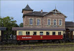 Im Elssser Ried mit der CFTR.

Der Wagen 39946 wurde von Schndorff im Jahr 1925 als 4.-Klasse-Abteilwagen der Gattung D-21b in eiserner Bauart an die deutsche Reichsbahn geliefert. Die Bezeichnung wechselte von 81 635 Kln  ab 1930 zu 45 069 Kln. In sterreich verblieben nach dem 2. Weltkrieg, erhielt er von den BB die Nummer 48129. Im Jahr 1955 oder 1956 wurde der Wagen zu einem Spantenwagen im  Donnerbchsen -Design umgebaut und erhielt dann die Nummer 39946. 1982 wurde der Wagen ausgemustert und kam zur CFTR, wo er heute im Museumszug, geschmckt mit dem Wappen von Volgelsheim, als Barwagen seinen Dienst versieht. Volgelsheim, September 2024.