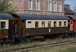 Im Elssser Ried mit der CFTR.

Der Wagen 39922 wurde von Werdau im Jahr 1922 als 4.-Klasse-Abteilwagen der Gattung D-21 in Holzbauart an die deutsche Reichsbahn geliefert. Die Bezeichnung wechselte von 
5598 Dresden zu 81 508 Dresden und ab 1930 zu 45 432 Dresden. In sterreich verblieben nach dem 2. Weltkrieg, erhielt er von den BB die Nummer 48106. Im Jahr 1956 wurde der Wagen zu einem Spantenwagen im  Donnerbchsen -Design umgebaut und erhielt die Nummer 39931 Bi. 1983 wurde der Wagen ausgemustert und kam zur CFTR, wo er heute im Museumszug, geschmckt mit dem Wappen von Marckolsheim, seinen Dienst versieht. Volgelsheim, September 2024.