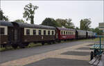 Im Elssser Ried mit der CFTR.

Die sterreichischen Spantenwagen im Donnerbchsendesign 39748 'Artzenheim', der Barwagen 39946 'Volgelsheim', 39931 'Markolsheim' und 39948 'Biesheim' in Volgelsheim. September 2024.