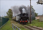 Im Elsässer Ried mit der CFTR.

030 TB 134  Theodor  fährt mit dem Zug am Betriebswerk der Museumsbahn CFTR vorbei. Volgelsheim,  September 2024.