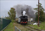 Im Elsässer Ried mit der CFTR.

030 TB 134  Theodor  fährt mit dem Zug am Betriebswerk der Museumsbahn CFTR vorbei. Volgelsheim,  September 2024.