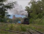 Im Elssser Ried mit der CFTR.

Abfahrt von 030 TB 134  Theodor  aus dem in Volgelsheim umbenannten  Neu-Breisacher Feldbahnhof .Der Blick schweift ber dessen briggebliebenen vier Gleise, dann zum Weltkulturerbe, der Festungsstadt Neu-Breisach, bis in die Vogesen. Zwischen Pfaffenheimerkopf und Bildstckle lugt noch der weiter entfernte Rainkopf mit 1305 m Hhe hervor. Volgelsheim, September 2024.