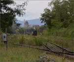 Im Elsässer Ried mit der CFTR.

Im heute in Volgelsheim umbenannten  Neu-Breisacher Feldbahnhof  steht 030 TB 134  Theodor  mit dem Museumszug aus österreichischen Spantenwagen zur Abfahrt bereit. Der Blick schweift über dessen übriggebliebenen vier Gleise, dann zum Weltkulturerbe, der Festungsstadt Neu-Breisach, bis in die Vogesen. Zwischen Pfaffenheimerkopf und Bildstöckle lugt noch der weiter entfernte Rainkopf mit 1305 m Höhe hervor. Volgelsheim, September 2024.