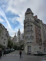 (167'085) - Die Kirche Sacr Coeur mit Wohnhusern am 17.