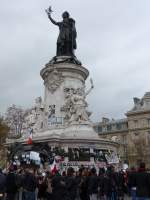 (166'976) - Denkmal auf dem Place de la Rpublique am 16.
