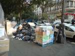 (130'521) - Kehrichtscke und Neuware stapeln sich eng beieinander in Marseille am 15.