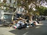 (130'522) - In einer Strasse in Marseille trmen sich die Kehrichtscke am 15.