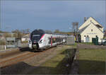 Coradia Liner Intercit�s B85007/8 als Zweikrafttriebzug von  Belfort nach Paris, folgt zwei Stunden sp�ter dem letzten planm��ig lokbespannten Zug nach Paris auf der Linie IC4. Champagney, M�rz 2017. 

Zumindest von au�en ein schicker und flotter Zug, der die IC-Flotte der DB ziemlich alt aussehen l�sst. Bei der DB ist der Lokwechsel noch an der Tagesordnung, hier Stromabnehmer hoch und weiter geht es elektrisch. Auch das w�rde auf einigen DB-Strecken ein modernes Zeitalter einf�hren, von dem wir wohl noch l�nger tr�umen m�ssen. Allerdings sind dagegen Frankreichs Fahrpl�ne alles andere als modern... Zugnummer ist IC 104, NVR-Nummer der Endwagen 94 87 0085 007 bzw. 008.