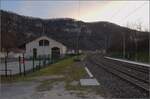 Der Bahnhof von Laissey ist nur noch ein Haltepunkt. Hier mit Blick auf den ehemaligen Güterschuppen und die Felsen der Côte de Vaite, ein Jura-Gebirgszug, der den Doubs vom südlichen abflusslosen Plateau trennt. Eine geologisch interessante Gegend. März 2023.