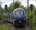 Erst zwei Wochen im Einsatz nach Deutschland ist ein wahrer Allesk�nner. Der Alstom Coradia Polyvalent R�giolis transfrontalier France-Allemagne, kurz Coradia Polyvalent TFA, kann 25 kV 50Hz, 15 kV 16,7 Hz, 1500 V Gleichstrom und mit Dieselmotor fahren, zudem ist er f�r Deutschland und Frankreich zugelassen. Hier f�hrt B 85505 in Appenweier nach Strassburg ab. Mai 2026.
